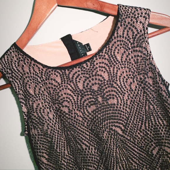 Attitude lace sleeveless top - Picture 2 of 7